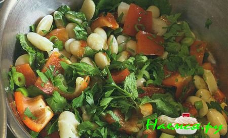 Белая фасоль со сладким чили-соусом и свежими травами Белая фасоль со сладким чили-соусом и свежими травами