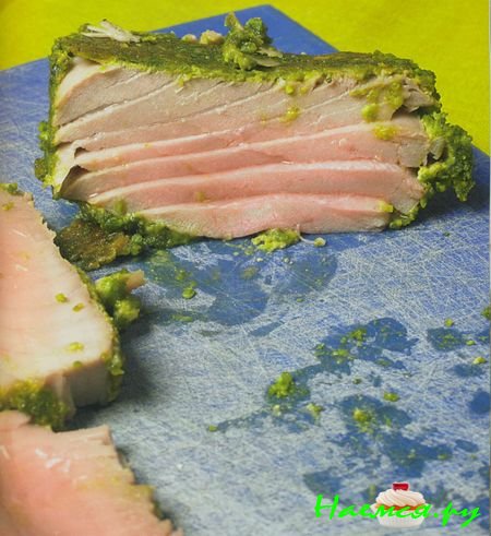 Тунец с фисташковой корочкой с соусом сальса из папайи Тунец с фисташковой корочкой с соусом сальса из папайи