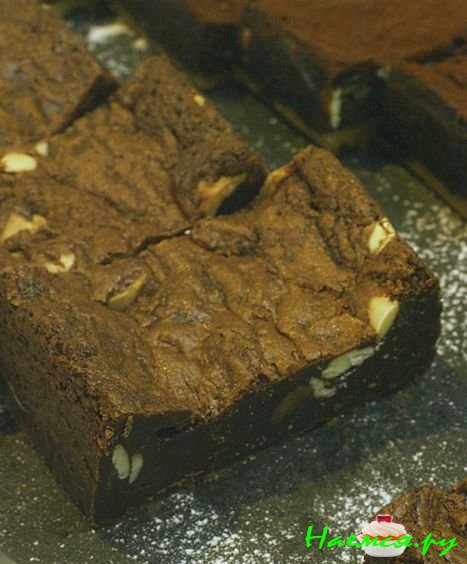 Брауни с макадамией и белым шоколадом Брауни с макадамией и белым шоколадом