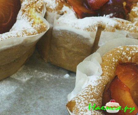 Порционные клафути со сливой Порционные клафути со сливой