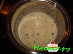 Смешать зелень со сметаной Смешать зелень со сметаной