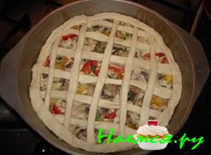 Размороженное слоеное тесто аккуратно выложить Размороженное слоеное тесто аккуратно выложить