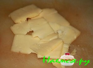 Сыр нарезать мокрым ножом на тонкие пластики Сыр нарезать мокрым ножом на тонкие пластики