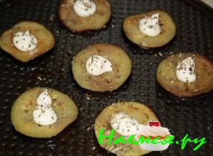 На каждый из кружочков выдавить капельку майонеза На каждый из кружочков выдавить капельку майонеза