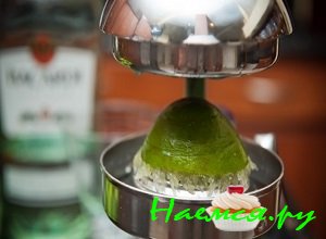 Лайм разделить на 2 части, удалить косточки и выжать сок Лайм разделить на 2 части, удалить косточки и выжать сок