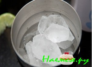 Наполнить шейкер доверху кубиками льда Наполнить шейкер доверху кубиками льда