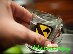 В шейкер добавить стопочку рома, сахарного сиропа и свежевыжатого лаймового сока. В шейкер добавить стопочку рома, сахарного сиропа и свежевыжатого лаймового сока.