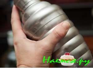 Энергично потрясти шейкер, чтобы все ингредиенты, находящиеся в нем тщательно перемешались Энергично потрясти шейкер, чтобы все ингредиенты, находящиеся в нем тщательно перемешались