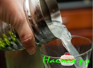 Разлить классический дайкири по бокалам Разлить классический дайкири по бокалам