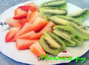 Клубничку и киви аккуратно нарезать длинненькими кусочками Клубничку и киви аккуратно нарезать длинненькими кусочками