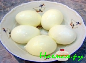 Яйца вымыть и отварить вкрутую. Остудить в холодной воде и очистить от скорлупы Яйца вымыть и отварить вкрутую. Остудить в холодной воде и очистить от скорлупы