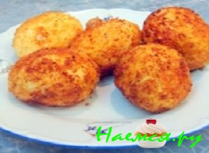 Выложить жареные яйца на бумажную салфетку. Это необходимо для того, чтобы с них стекли излишки растительного масла Выложить жареные яйца на бумажную салфетку. Это необходимо для того, чтобы с них стекли излишки растительного масла