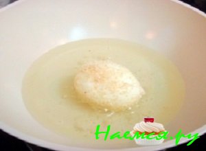 На раскаленную сковороду налить масло и обжарить на нем яйца со всех сторон На раскаленную сковороду налить масло и обжарить на нем яйца со всех сторон