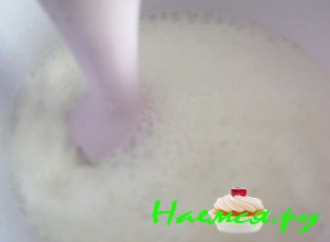 После этого рис с кипяченой водой следует тщательно измельчить с помощью обычного блендера После этого рис с кипяченой водой следует тщательно измельчить с помощью обычного блендера