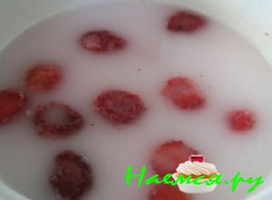 Клубнику очистить, хорошенько промыть проточной водой и порезать на пластины средней толщины Клубнику очистить, хорошенько промыть проточной водой и порезать на пластины средней толщины