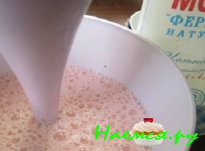 После этого измельчить все ингредиенты кухонным блендером до однородной консистенции После этого измельчить все ингредиенты кухонным блендером до однородной консистенции