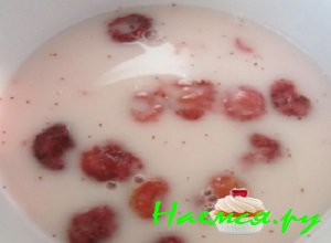 Туда же добавить ванильный сахар и высыпать сахарный песок Туда же добавить ванильный сахар и высыпать сахарный песок