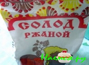 Солод высыпать в банку объемом 3 литра и залить отмеренным объемом крутого кипятка, перемешать столовой ложкой Солод высыпать в банку объемом 3 литра и залить отмеренным объемом крутого кипятка, перемешать столовой ложкой