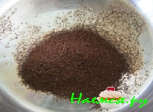 В турку или иную посуду, предназначенную для варки кофейного напитка, высыпать отмеренное количество молотого кофе В турку или иную посуду, предназначенную для варки кофейного напитка, высыпать отмеренное количество молотого кофе