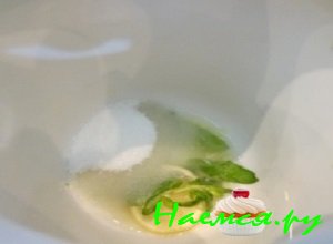 Листочки мяты промыть, порвать на мелкие кусочки и высыпать их в глубокую миску Листочки мяты промыть, порвать на мелкие кусочки и высыпать их в глубокую миску