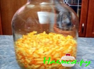 Апельсины хорошенько вымыть, промокнуть полотенцем и очистить от кожуры Апельсины хорошенько вымыть, промокнуть полотенцем и очистить от кожуры