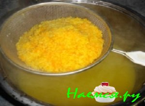 Полученную апельсиновую воду процедить в кастрюльку, апельсиновые корочки перекрутить или перемолоть Полученную апельсиновую воду процедить в кастрюльку, апельсиновые корочки перекрутить или перемолоть