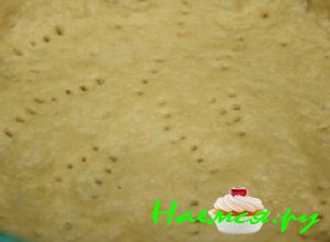 Необходимое количество муки хорошенько растереть с сливочным маслом и с ложкой сахарного песка, добавить щепочку соли, разбить яйцо и замесить тесто Необходимое количество муки хорошенько растереть с сливочным маслом и с ложкой сахарного песка, добавить щепочку соли, разбить яйцо и замесить тесто