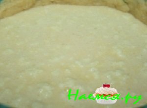 Оставшееся яйцо тщательно взбить вместе с сахарным песком, добавить творог, все ингредиенты тщательно перемешать Оставшееся яйцо тщательно взбить вместе с сахарным песком, добавить творог, все ингредиенты тщательно перемешать