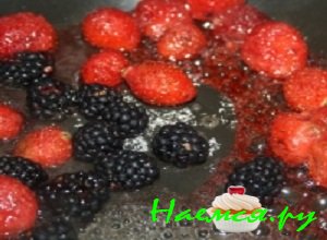 Ягоды тщательно промыть и перетереть их вместе с сахаром Ягоды тщательно промыть и перетереть их вместе с сахаром