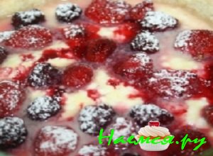 Выложить их сверху на творожную начинку, посыпать картофельным крахмалом Выложить их сверху на творожную начинку, посыпать картофельным крахмалом