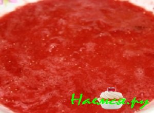 Ягоды клубники почистить, вымыть и потереть на крупной терке, также можно измельчить ее при помощи ручного блендера. Ягоды клубники почистить, вымыть и потереть на крупной терке, также можно измельчить ее при помощи ручного блендера.