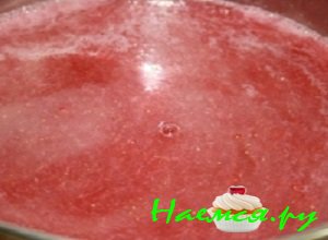 Перелить все содержимое в кастрюльку и поставить на огонь Перелить все содержимое в кастрюльку и поставить на огонь