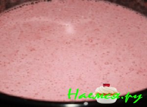 Затем перелить содержимое в глубокую миску и взбить миксером до пышной пены Затем перелить содержимое в глубокую миску и взбить миксером до пышной пены