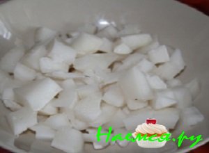 Вынуть из кокоса мякоть и измельчить ее на небольшие кусочки Вынуть из кокоса мякоть и измельчить ее на небольшие кусочки