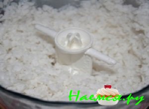 После этого мякоть необходимо измельчить на терке, мясорубке, в блендере либо в кухонном комбайне После этого мякоть необходимо измельчить на терке, мясорубке, в блендере либо в кухонном комбайне