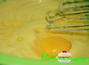 После того как все желтки добавлены, внести к ним белок одного яйца и тщательно взбить содержимое миски После того как все желтки добавлены, внести к ним белок одного яйца и тщательно взбить содержимое миски