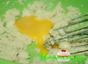 Желтки аккуратно отделить от белков и добавлять по одному к измельченной мякоти кокоса, тщательно помешивая содержимое Желтки аккуратно отделить от белков и добавлять по одному к измельченной мякоти кокоса, тщательно помешивая содержимое