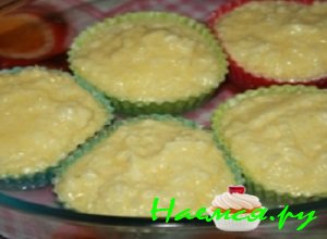 В силиконовые формочки, обильно смазанные маслицем, выложить полученную массу В силиконовые формочки, обильно смазанные маслицем, выложить полученную массу