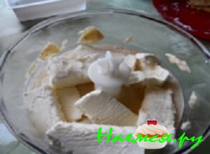 К измельченным бананам добавить талого мороженого и хорошенько все перемешать К измельченным бананам добавить талого мороженого и хорошенько все перемешать