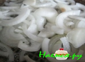 Нарезать лук тоненькими полукольцами и обжарить до красивого золотистого цвета Нарезать лук тоненькими полукольцами и обжарить до красивого золотистого цвета