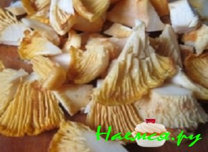 Лисички почистить, немного вымочить в воде Лисички почистить, немного вымочить в воде