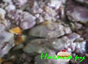 Печень промыть, разделать на кусочки и хорошенько обвалять в муке Печень промыть, разделать на кусочки и хорошенько обвалять в муке