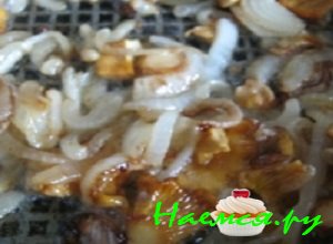 Высыпать грибочки в сковороду и обжарить вместе с лучком Высыпать грибочки в сковороду и обжарить вместе с лучком