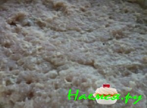 Рыбное филе почистить, порезать на крупные куски, удалить крупные кости и пропустить через мясорубку, добавить соль и перчик Рыбное филе почистить, порезать на крупные куски, удалить крупные кости и пропустить через мясорубку, добавить соль и перчик