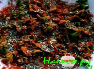 В миску насыпать муку, рубленую зелень, сушеные травы и паприку В миску насыпать муку, рубленую зелень, сушеные травы и паприку