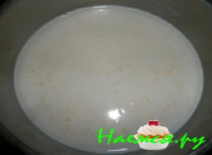 В небольшую кастрюльку добавить цельное молоко и отмеренное количество сахарного песка В небольшую кастрюльку добавить цельное молоко и отмеренное количество сахарного песка