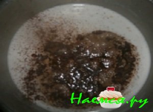 При постоянном помешивании высыпать порошок какао, дать смеси покипеть около 5 минут При постоянном помешивании высыпать порошок какао, дать смеси покипеть около 5 минут