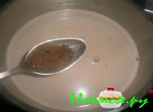 Добавить в кастрюльку растворимый кофе Добавить в кастрюльку растворимый кофе