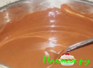 Приготовленную массу снять с огня, добавить измельченный шоколад и пакетик ванилина Приготовленную массу снять с огня, добавить измельченный шоколад и пакетик ванилина