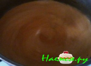 В небольшой кастрюльке распустить отмеренное количество сахарного песка и довести его до коричневого цвета при постоянном помешивании В небольшой кастрюльке распустить отмеренное количество сахарного песка и довести его до коричневого цвета при постоянном помешивании